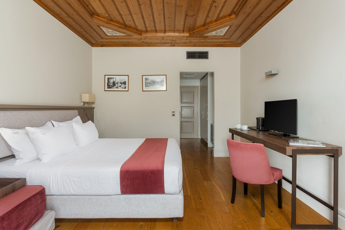 Superior Room with Side Lake View 2/3p