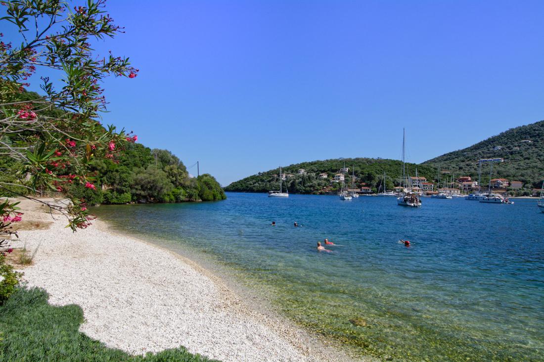 Het strand van Sivota